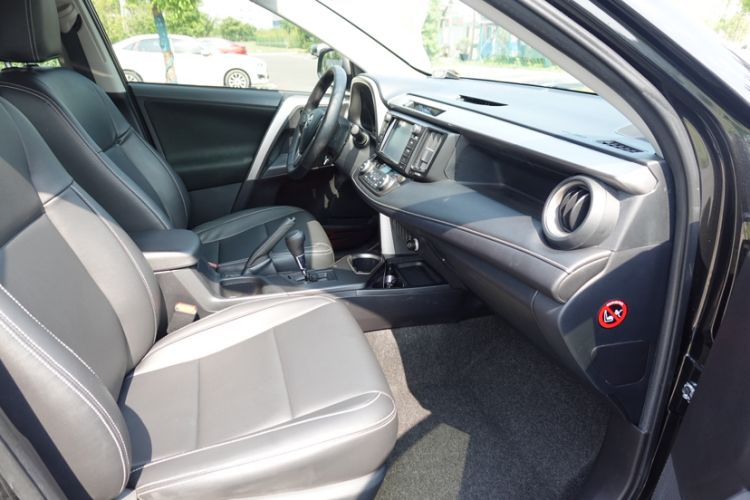 Used Toyota RAV4 2019 2.0L CVT Two-Wheel Drive Luxury Version China VI Standard Right Front Seat