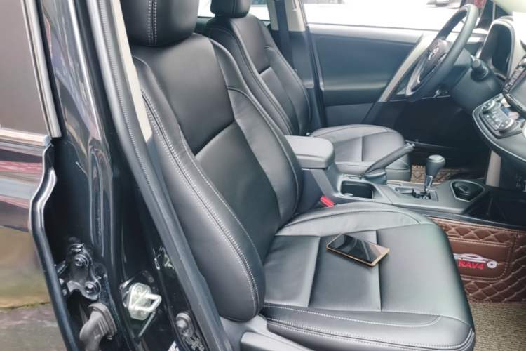 Used Toyota RAV4 2019 2.0L CVT Two-Wheel Drive Fashion X Limited Edition China VI Standard Right Front Seat
