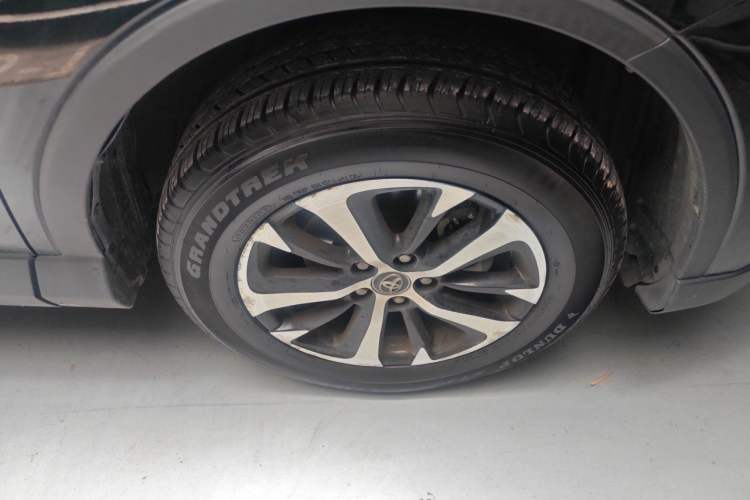 Used Toyota RAV4 2019 2.0L CVT Two-Wheel Drive Luxury Version China VI Standard Right Front Wheel Hub
