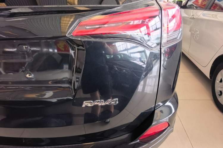 Used Toyota RAV4 2019 2.0L CVT Two-Wheel Drive Luxury Version China VI Standard Right Rear Taillight