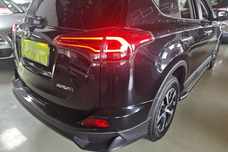 Used Toyota RAV4 2019 2.0L CVT Two-Wheel Drive Luxury Version China VI Standard Right Rear Taillight