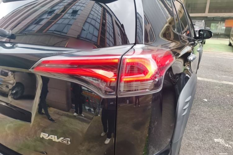 Used Toyota RAV4 2019 2.0L CVT Two-Wheel Drive Fashion X Limited Edition China VI Standard Right Rear Taillight