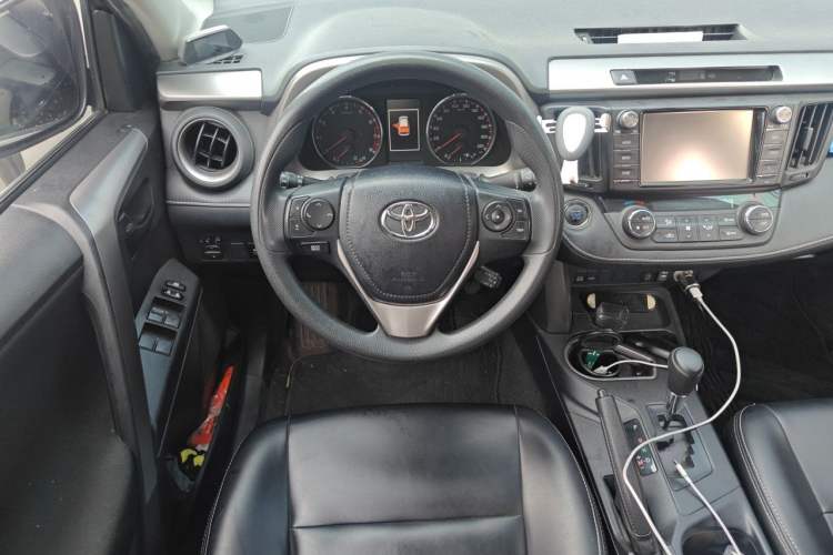 Used Toyota RAV4 2019 2.0L CVT Two-Wheel Drive Fashion X Limited Edition China VI Standard Steering Wheel