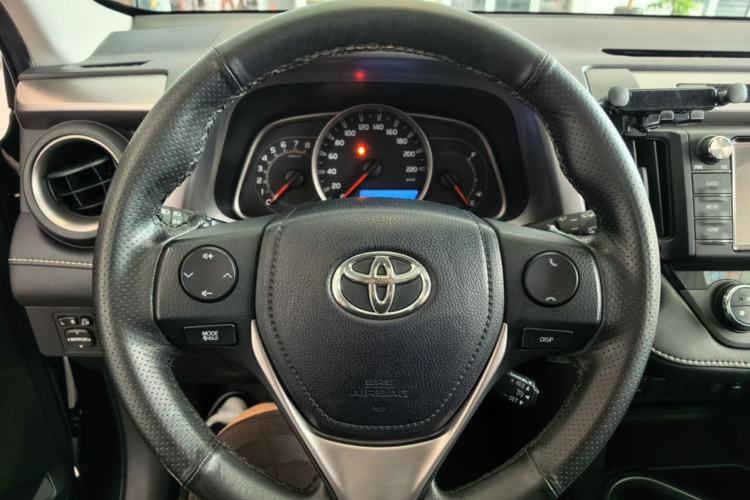 Used Toyota RAV4 2019 2.0L CVT Two-Wheel Drive Luxury Version China VI Standard Steering Wheel