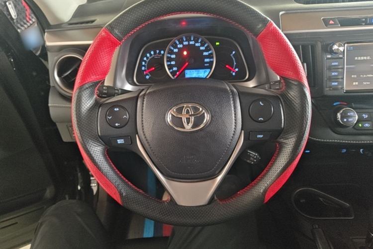 Used Toyota RAV4 2019 2.0L CVT Two-Wheel Drive Luxury Version China VI Standard Steering Wheel