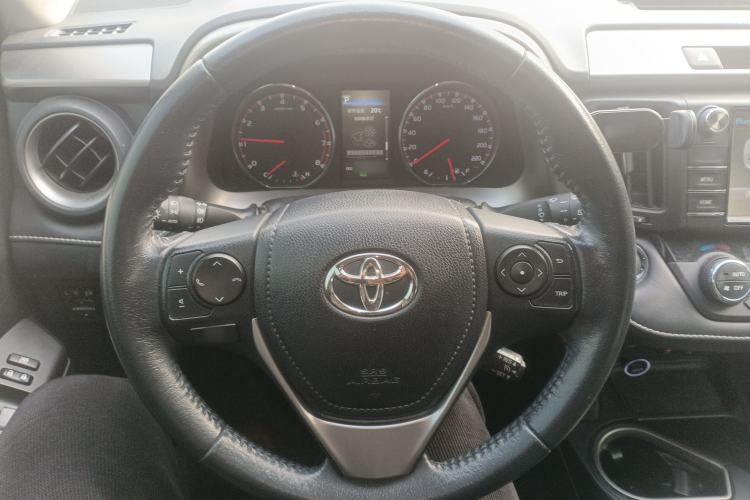 Used Toyota RAV4 2019 2.0L CVT Two-Wheel Drive ZhiShang Version China VI Standard Steering Wheel