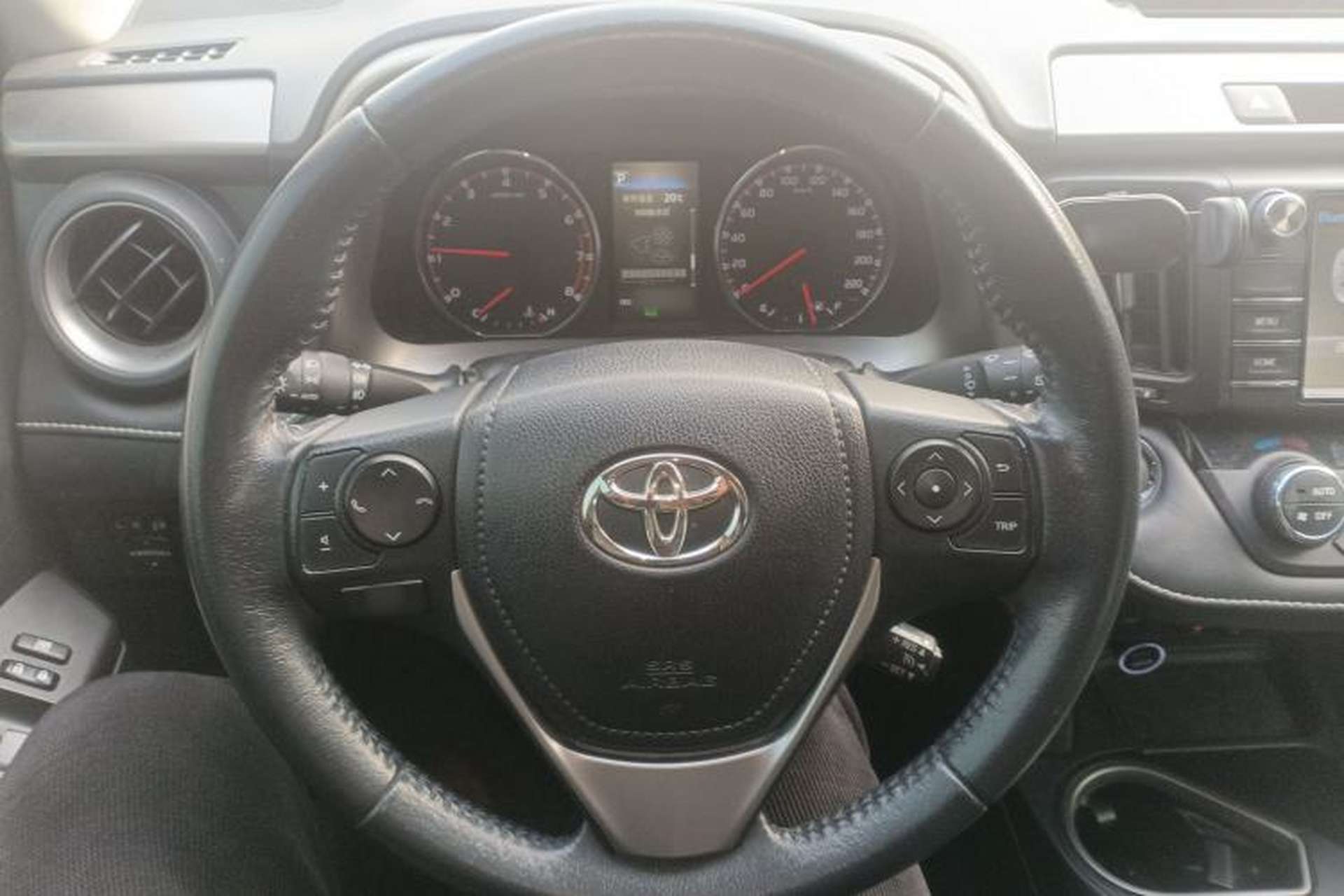 Used Toyota RAV4 2019 2.0L CVT Two-Wheel Drive ZhiShang Version China VI Standard Steering Wheel