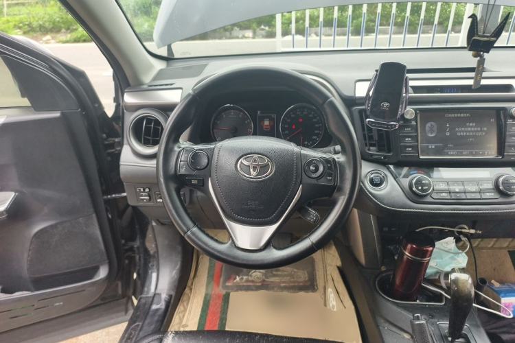 Used Toyota RAV4 2019 2.0L CVT Two-Wheel Drive Fashion X Limited Edition China VI Standard Steering Wheel
