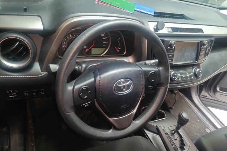 Used Toyota RAV4 2019 2.0L CVT Two-Wheel Drive Luxury Version China VI Standard Steering Wheel