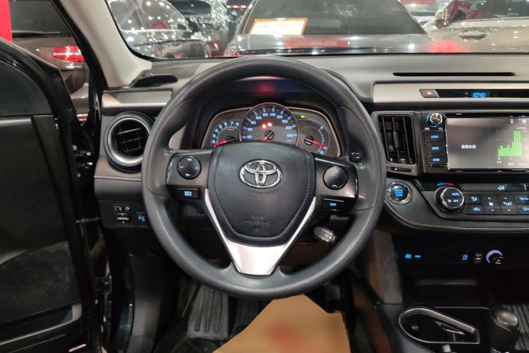 Used Toyota RAV4 2019 2.0L CVT Two-Wheel Drive Luxury Version China VI Standard Steering Wheel