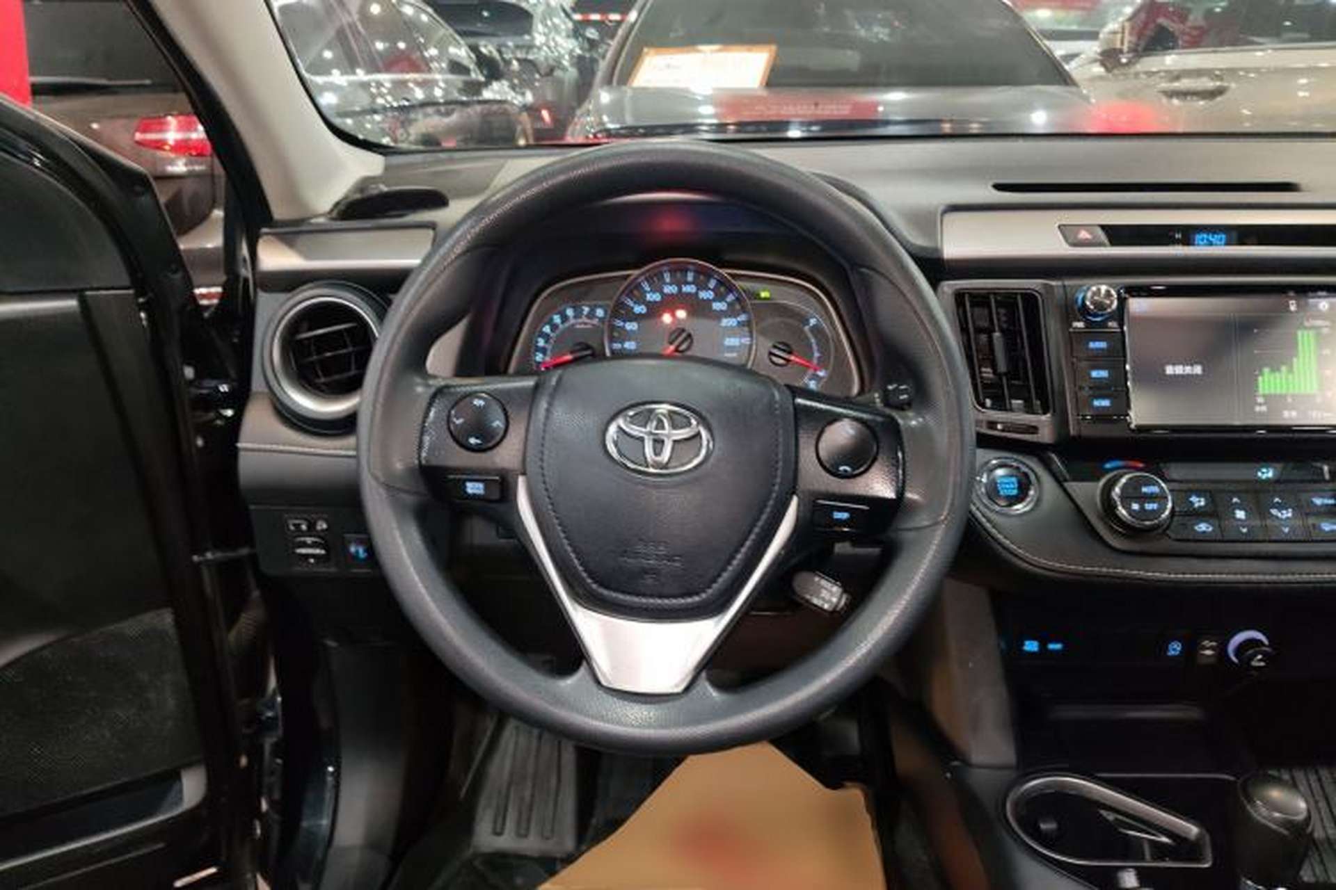 Used Toyota RAV4 2019 2.0L CVT Two-Wheel Drive Luxury Version China VI Standard Steering Wheel
