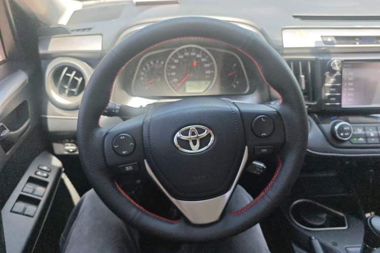 Used Toyota RAV4 2019 2.0L CVT Two-Wheel Drive Luxury Version China VI Standard Steering Wheel