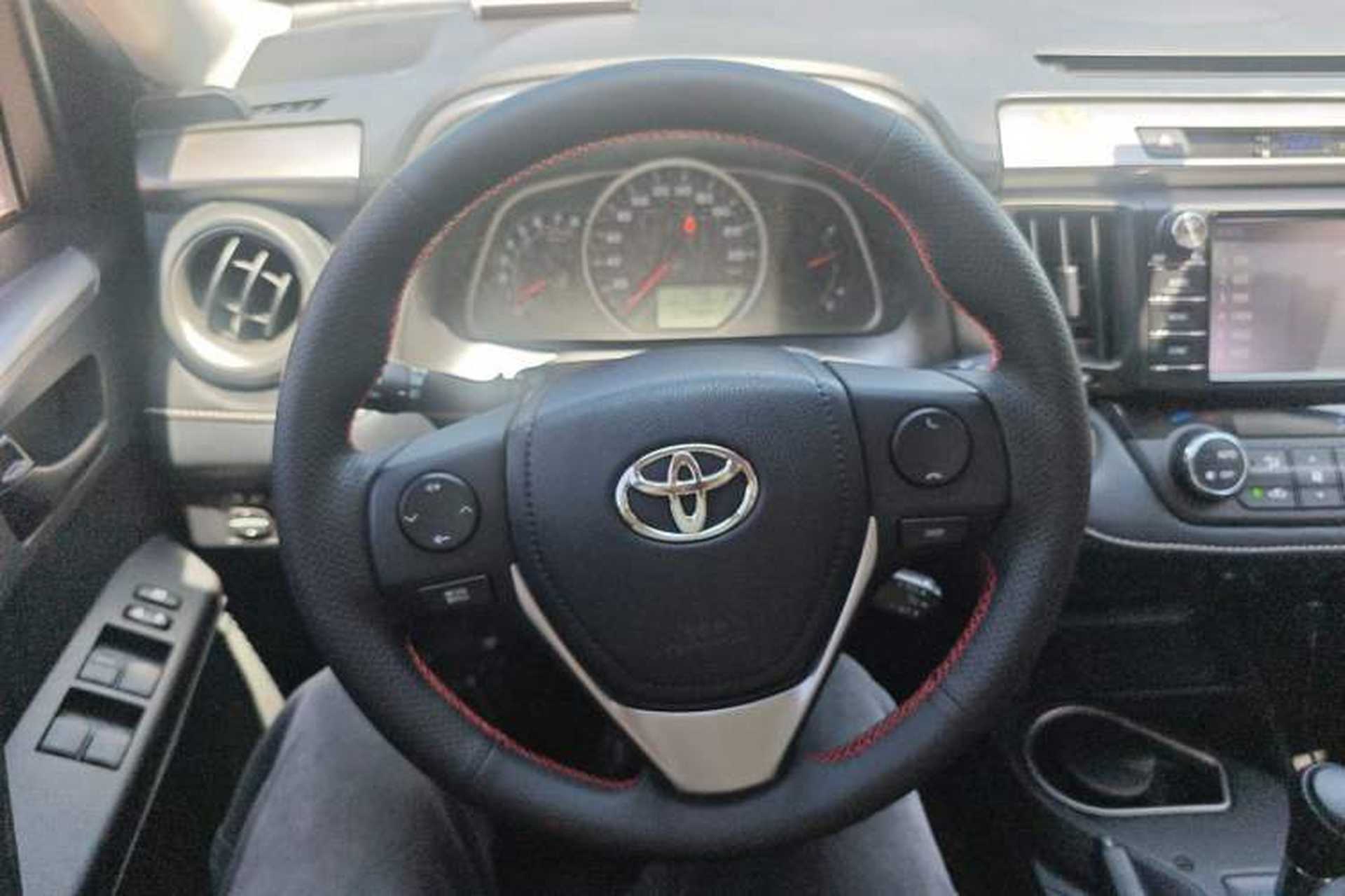 Used Toyota RAV4 2019 2.0L CVT Two-Wheel Drive Luxury Version China VI Standard Steering Wheel