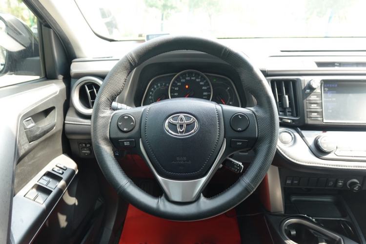 Used Toyota RAV4 2019 2.0L CVT Two-Wheel Drive Luxury Version China VI Standard Steering Wheel