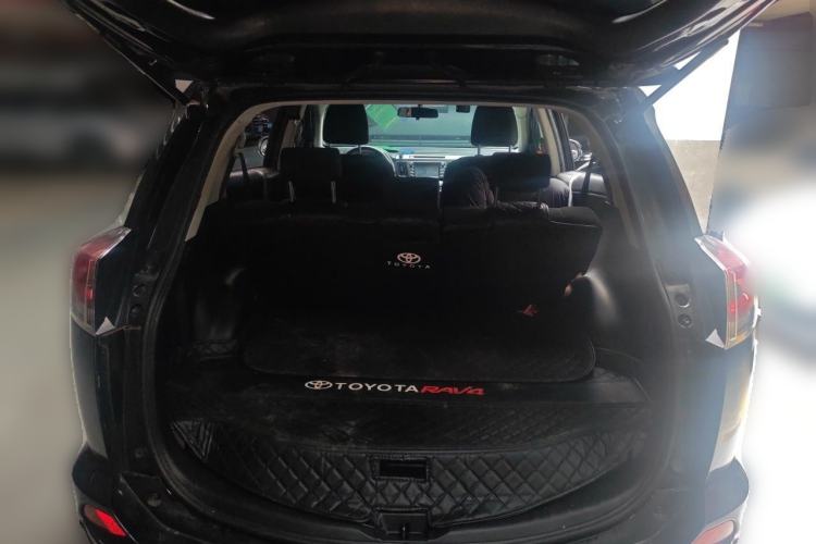 Used Toyota RAV4 2019 2.0L CVT Two-Wheel Drive Luxury Version China VI Standard Trunk