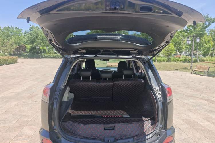 Used Toyota RAV4 2019 2.0L CVT Two-Wheel Drive Luxury Version China VI Standard Trunk