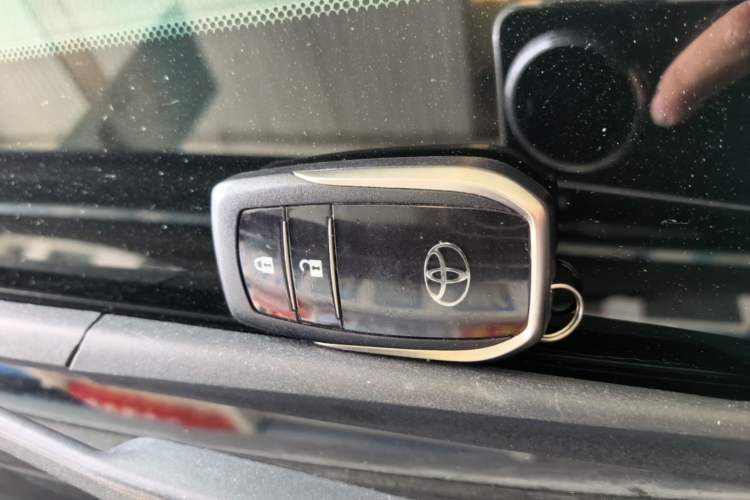 Used Toyota RAV4 2019 2.0L CVT Two-Wheel Drive Luxury Version China VI Standard Vehicle Key