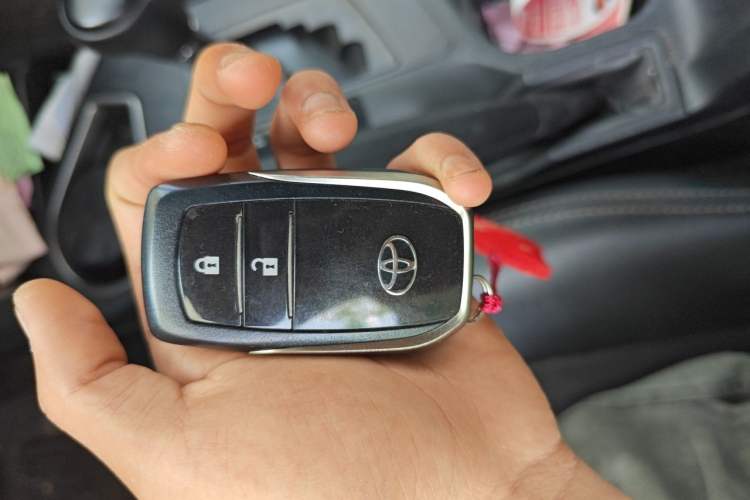 Used Toyota RAV4 2019 2.0L CVT Two-Wheel Drive Fashion X Limited Edition China VI Standard Vehicle Key
