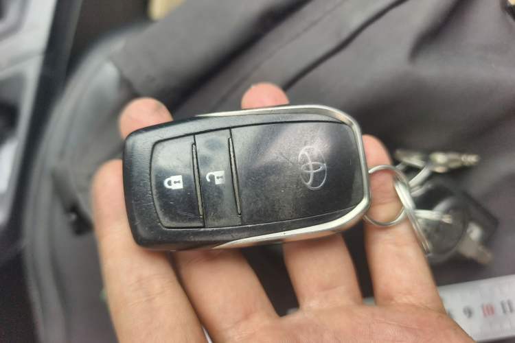 Used Toyota RAV4 2019 2.0L CVT Two-Wheel Drive Fashion X Limited Edition China VI Standard Vehicle Key
