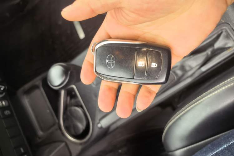 Used Toyota RAV4 2019 2.0L CVT Two-Wheel Drive Fashion X Limited Edition China VI Standard Vehicle Key