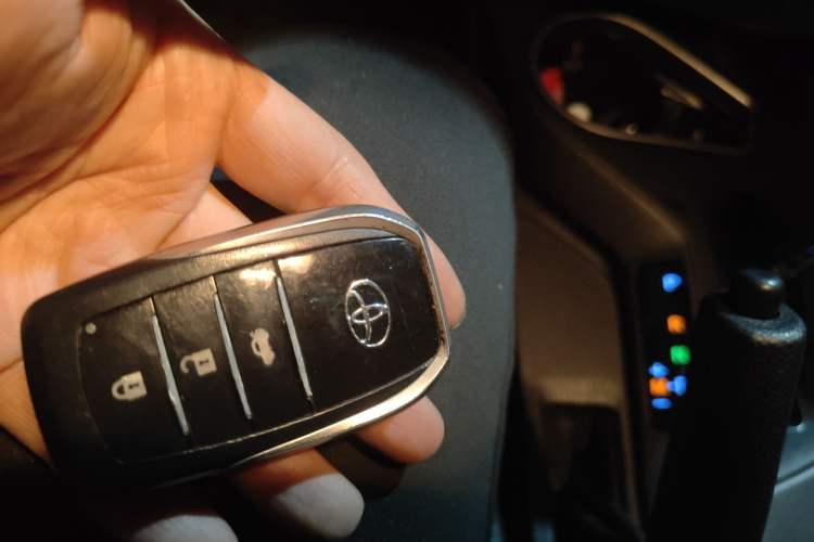 Used Toyota RAV4 2019 2.0L CVT Two-Wheel Drive Pioneer Edition China VI Standard Vehicle Key