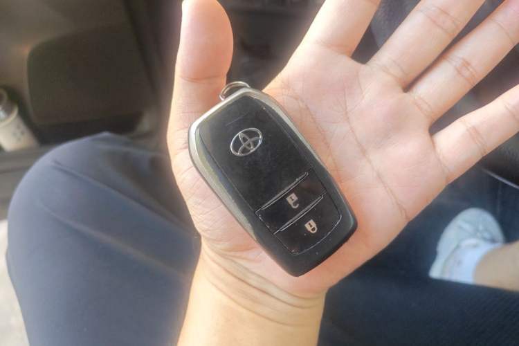 Used Toyota RAV4 2019 2.0L CVT Two-Wheel Drive Fashion X Limited Edition China V Standard Vehicle Key