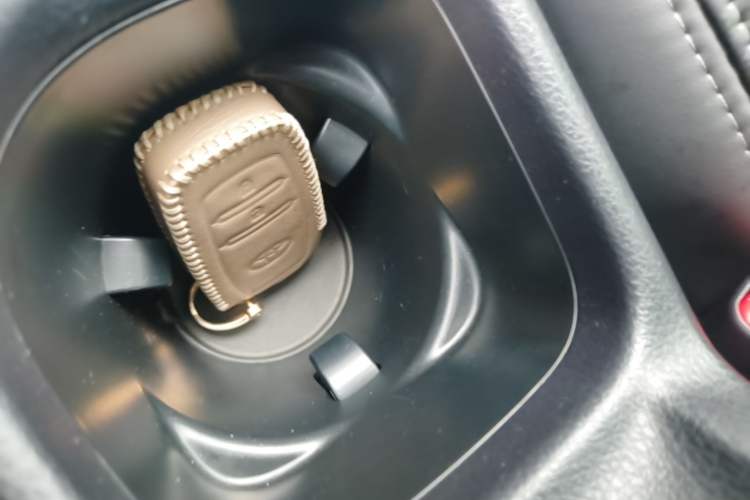 Used Toyota RAV4 2019 2.0L CVT Two-Wheel Drive Fashion X Limited Edition China VI Standard Vehicle Key