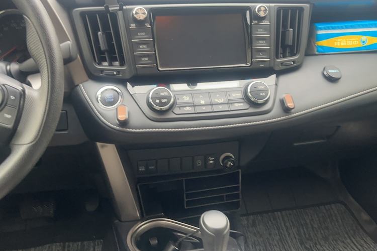 Used Toyota RAV4 2019 2.0L CVT Two-Wheel Drive Fashion X Limited Edition China VI Standard Audio And AC Panel