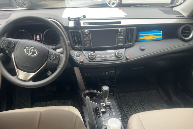 Used Toyota RAV4 2019 2.0L CVT Two-Wheel Drive Fashion X Limited Edition China VI Standard Center Console