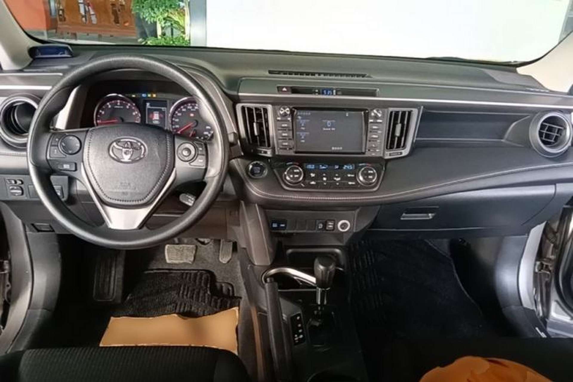 Used Toyota RAV4 2019 2.0L CVT Two-Wheel Drive Fashion X Limited Edition China V Standard Center Console