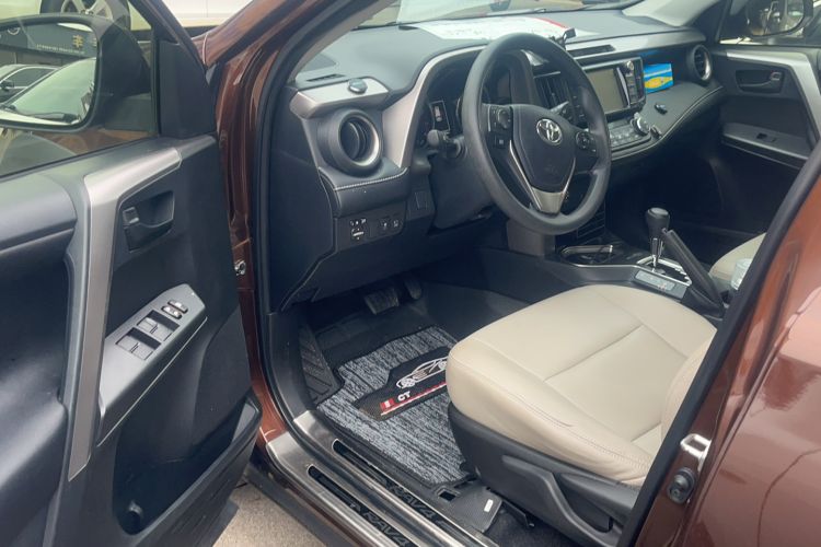 Used Toyota RAV4 2019 2.0L CVT Two-Wheel Drive Fashion X Limited Edition China VI Standard Driver Seat