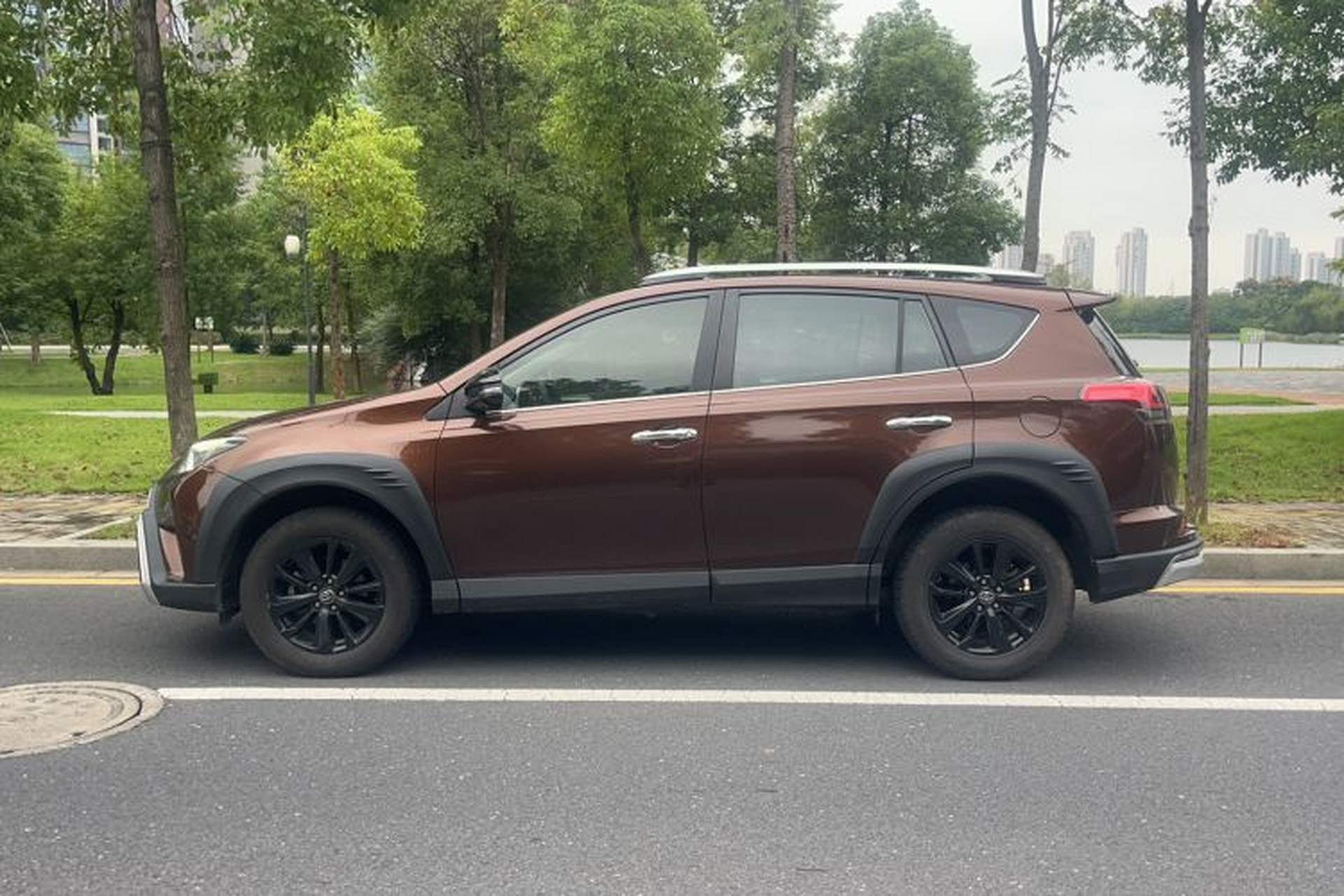 Used Toyota RAV4 2019 2.0L CVT Two-Wheel Drive Fashion X Limited Edition China VI Standard Exterior 5