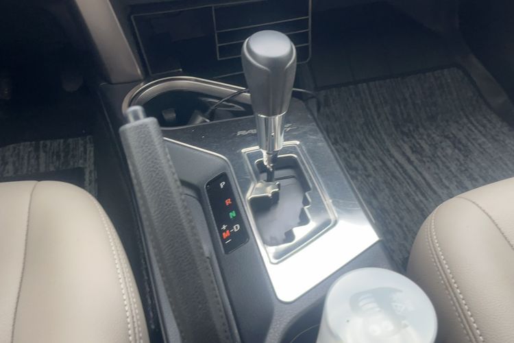 Used Toyota RAV4 2019 2.0L CVT Two-Wheel Drive Fashion X Limited Edition China VI Standard Gear Lever