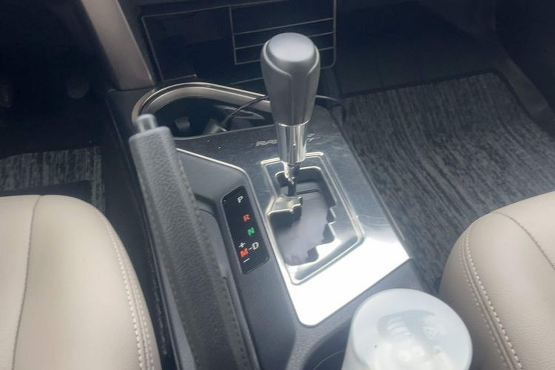 Used Toyota RAV4 2019 2.0L CVT Two-Wheel Drive Fashion X Limited Edition China VI Standard Gear Lever
