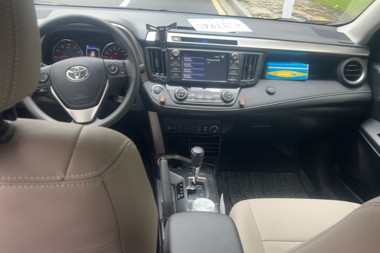 Used Toyota RAV4 2019 2.0L CVT Two-Wheel Drive Fashion X Limited Edition China VI Standard Interior 3
