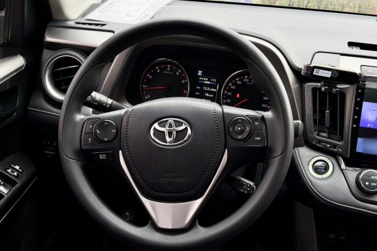 Used Toyota RAV4 2019 2.0L CVT Two-Wheel Drive Fashion X Limited Edition China V Standard Interior 5