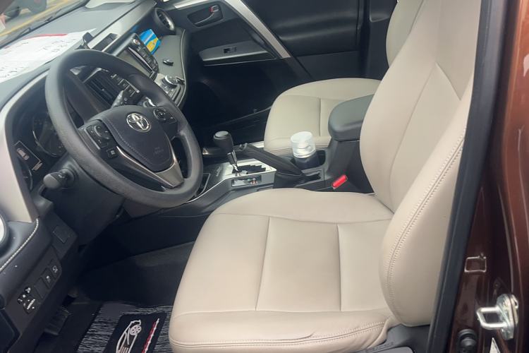 Used Toyota RAV4 2019 2.0L CVT Two-Wheel Drive Fashion X Limited Edition China VI Standard Left Front Seat