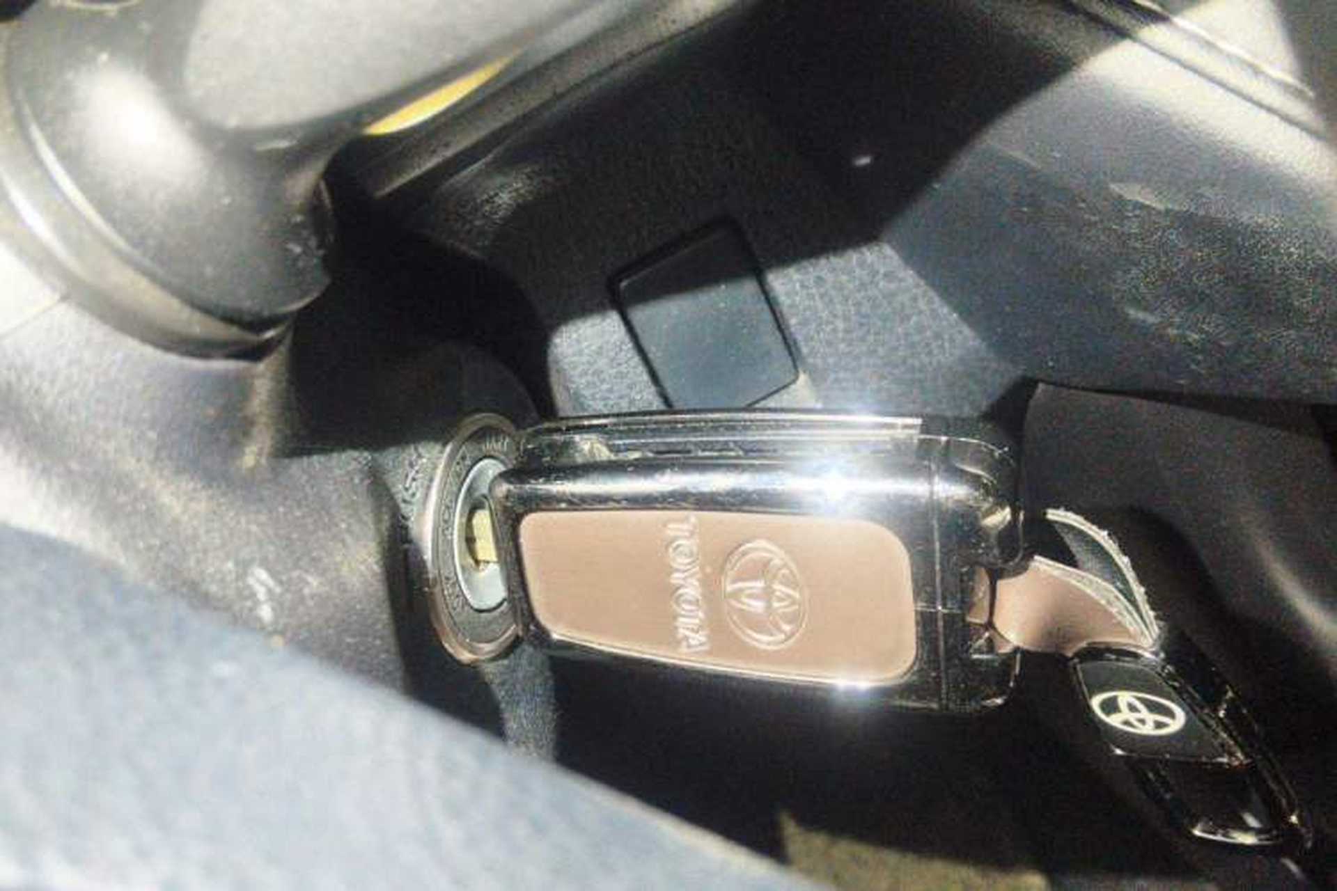 Used Toyota RAV4 2019 2.0L CVT Two-Wheel Drive Pioneer Edition China VI Standard Vehicle Key