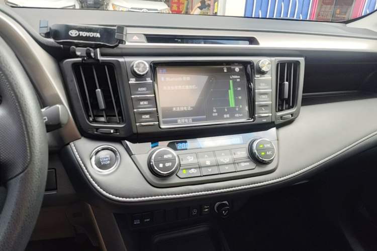 Used Toyota RAV4 2019 2.0L CVT Two-Wheel Drive Luxury Version China VI Standard Audio And AC Panel
