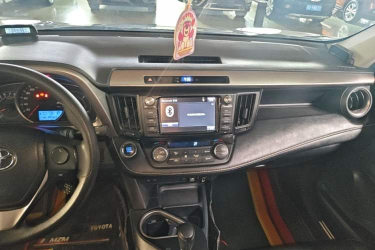 Used Toyota RAV4 2019 2.0L CVT Two-Wheel Drive Luxury Version China VI Standard Audio And AC Panel