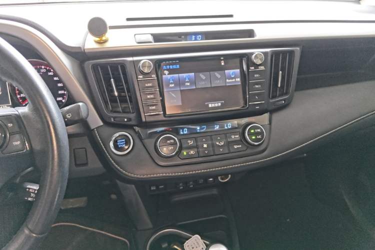 Used Toyota RAV4 2019 2.0L CVT Two-Wheel Drive ZhiShang Version China VI Standard Audio And AC Panel