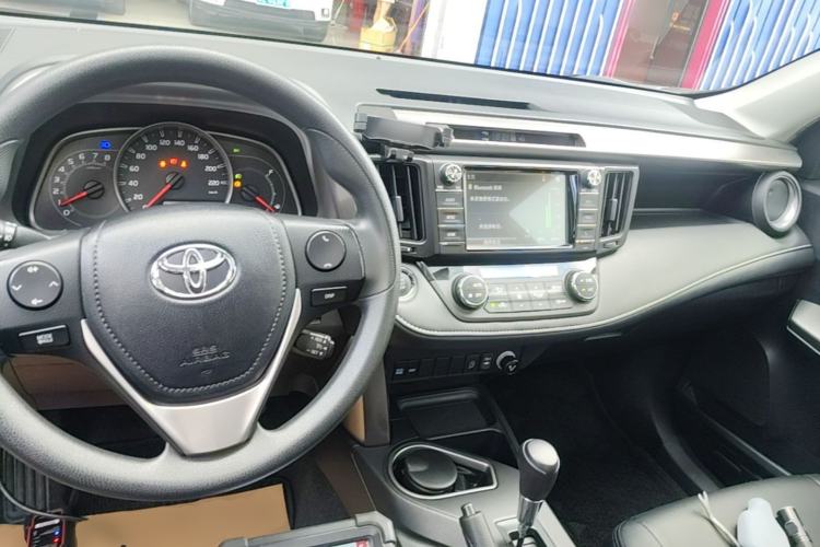 Used Toyota RAV4 2019 2.0L CVT Two-Wheel Drive Luxury Version China VI Standard Center Console