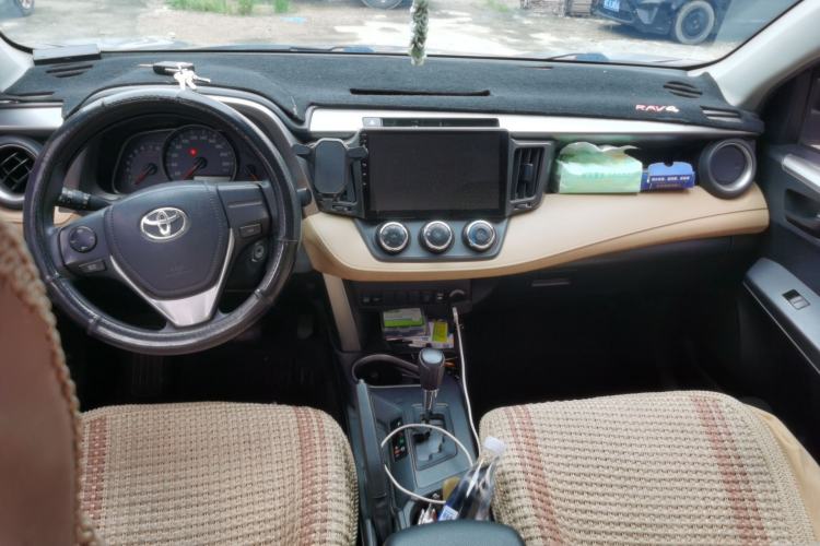 Used Toyota RAV4 2019 2.0L CVT Two-Wheel Drive Urban Edition China VI Standard Center Console