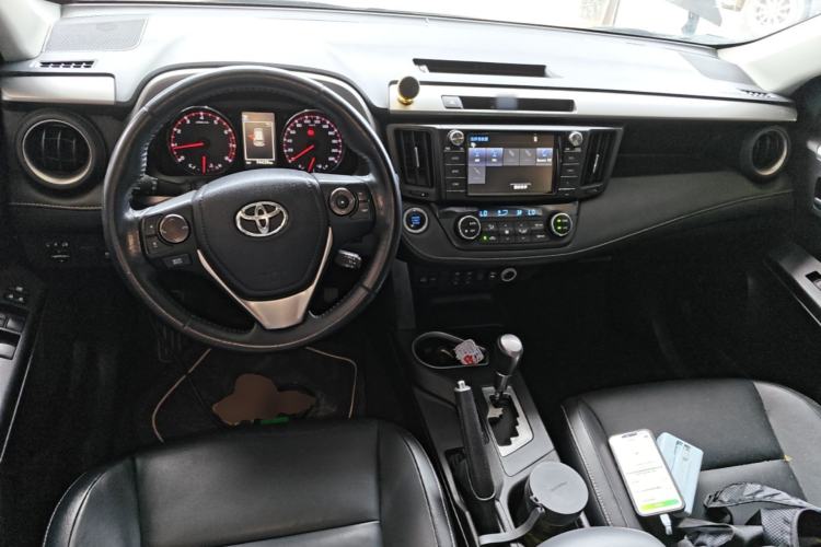 Used Toyota RAV4 2019 2.0L CVT Two-Wheel Drive ZhiShang Version China VI Standard Center Console