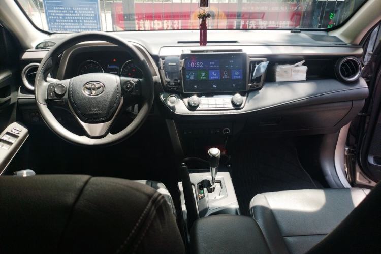 Used Toyota RAV4 2019 2.0L CVT Two-Wheel Drive Fashion X Limited Edition China VI Standard Center Console