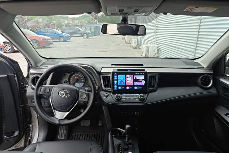 Used Toyota RAV4 2019 2.0L CVT Two-Wheel Drive Comfort Edition China VI Standard Center Console
