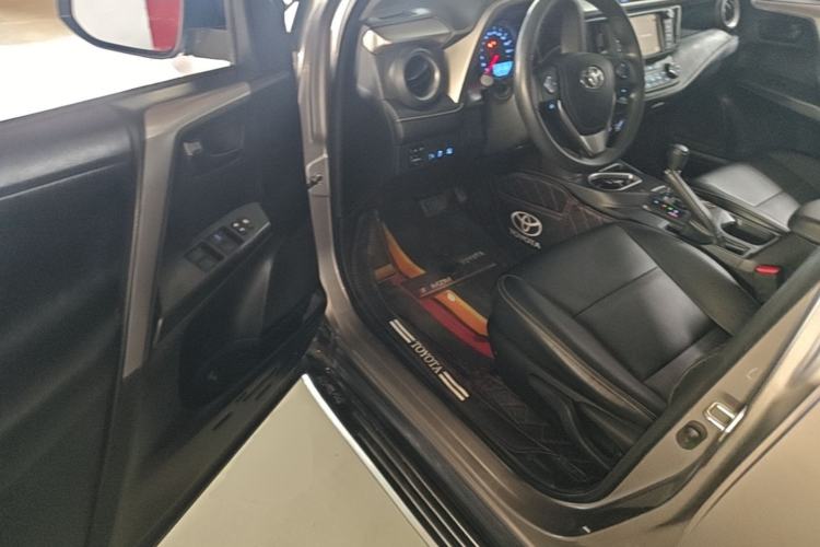 Used Toyota RAV4 2019 2.0L CVT Two-Wheel Drive Luxury Version China VI Standard Driver Seat