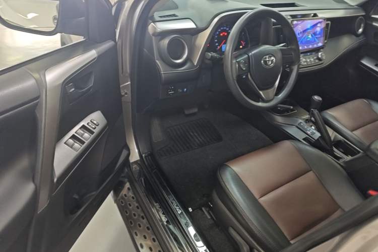 Used Toyota RAV4 2019 2.0L CVT Two-Wheel Drive Pioneer Edition China VI Standard Driver Seat