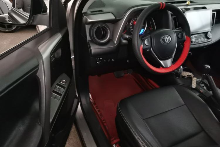 Used Toyota RAV4 2019 2.0L CVT Two-Wheel Drive Luxury Version China VI Standard Driver Seat