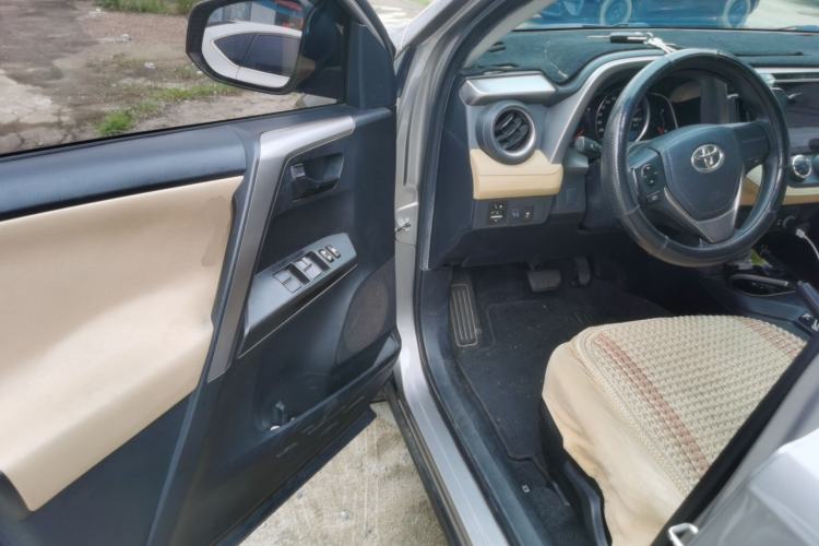 Used Toyota RAV4 2019 2.0L CVT Two-Wheel Drive Urban Edition China VI Standard Driver Seat